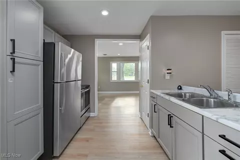 Entry Way - 964 N Pasadena Ave, Elyria, OH 44035 photo 2 of 7
