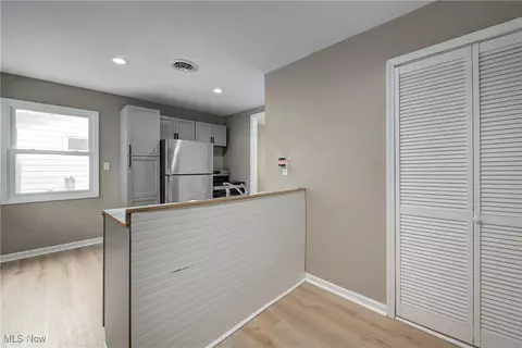Entry Way - 964 N Pasadena Ave, Elyria, OH 44035 photo 5 of 7