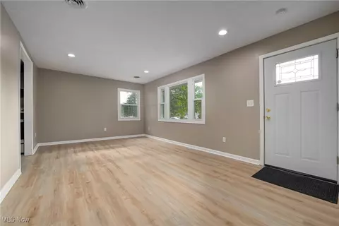 Living - 964 N Pasadena Ave, Elyria, OH 44035 photo 1 of 5