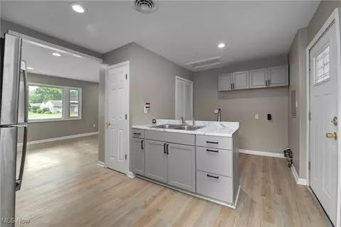 Entry Way - 964 N Pasadena Ave, Elyria, OH 44035 photo 4 of 7