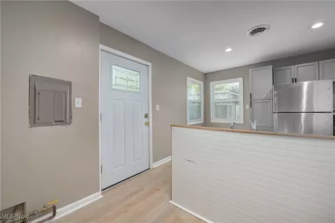 Entry Way - 964 N Pasadena Ave, Elyria, OH 44035 photo 6 of 7