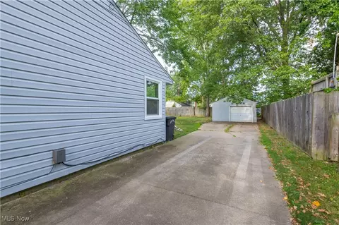 Exterior - 964 N Pasadena Ave, Elyria, OH 44035 photo 9 of 12