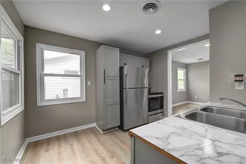 Kitchen - 964 N Pasadena Ave, Elyria, OH 44035 photo 1 of 1