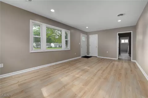 Living - 964 N Pasadena Ave, Elyria, OH 44035 photo 5 of 5