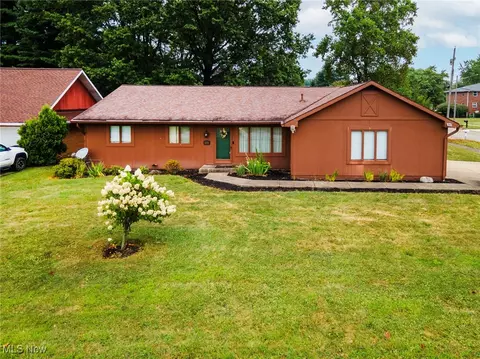 2175 Grissom Dr NE, Warren, OH 44483