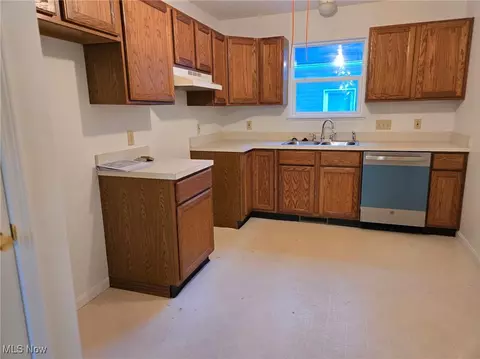 Kitchen - 195 Prairie Dr, Akron, OH 44312 photo 1 of 2