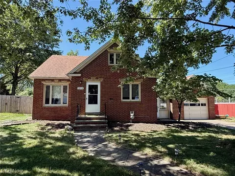 5818 Chestnut Hills Dr, Parma, OH 44129