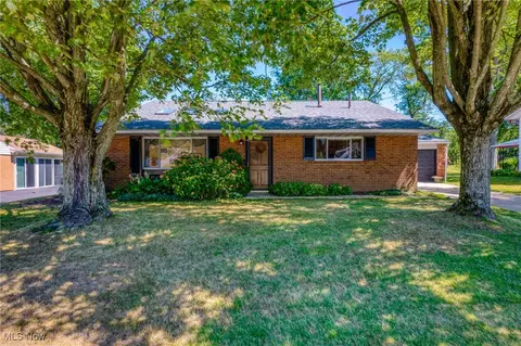 350 Charring Cross Dr, Munroe Falls, OH 44262