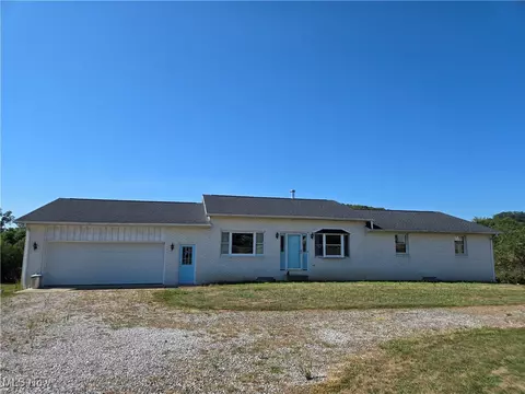 2372 Yorkview Rd SW, New Philadelphia, OH 44663