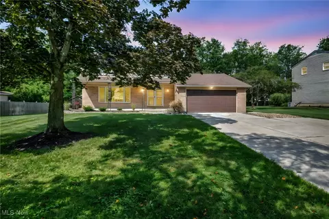 8076 Twin Oaks Dr, Broadview Heights, OH 44147