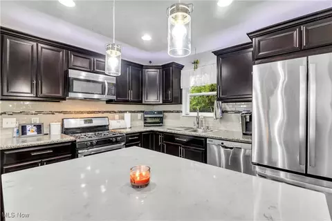 Kitchen - 42976 Haven Dr, Elyria, OH 44035 photo 3 of 4