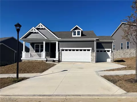 3982 Crest View Dr, Uniontown, OH 44685