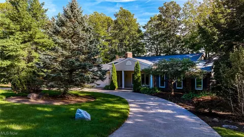 8819 Tanglewood Trl, Chagrin Falls, OH 44023