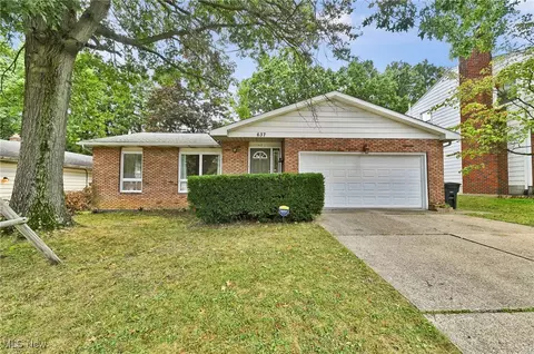 637 Treeside Dr, Akron, OH 44313