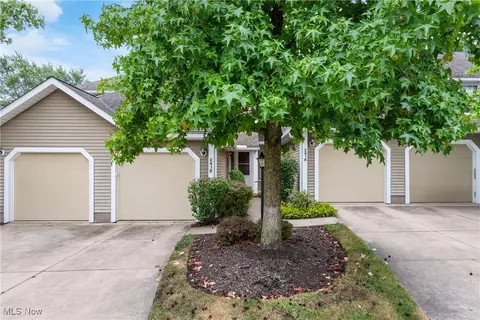 2418 Wrens Dr S, Stow, OH 44224