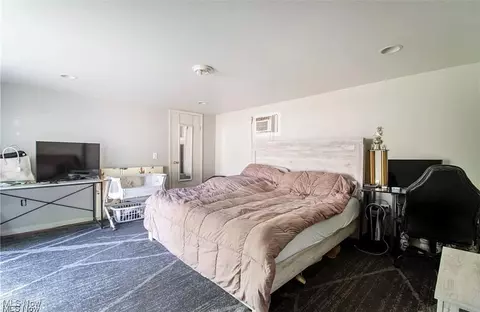 Bedroom - 7387 Oregon Trl, Youngstown, OH 44512 photo 3 of 5
