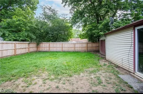 Exterior - 7387 Oregon Trl, Youngstown, OH 44512 photo 2 of 2
