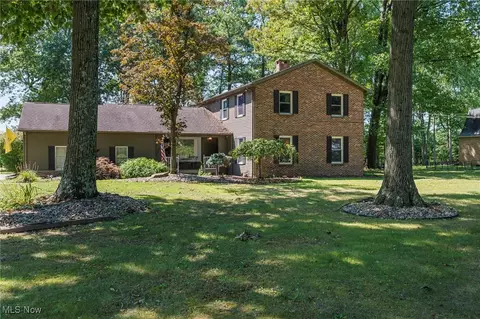 1929 Twin Oaks Dr, Girard, OH 44420