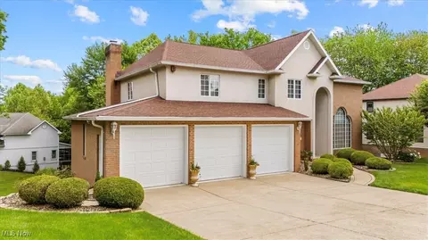 1405 Greenmont Hills Dr, Vienna, WV 26105