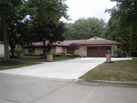 861 Wisteria Dr, Barberton, OH 44203