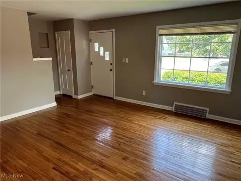 705 E 254th St, Euclid, OH 44132 photo 8