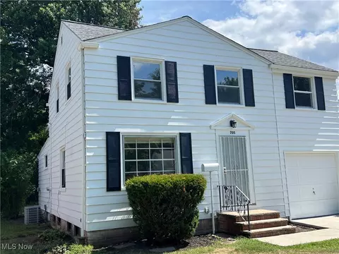 705 E 254th St, Euclid, OH 44132 photo 3