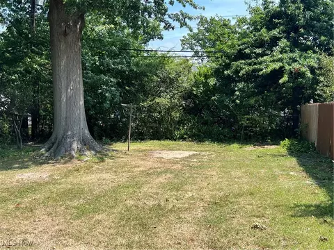 705 E 254th St, Euclid, OH 44132 photo 2