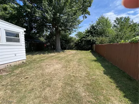 705 E 254th St, Euclid, OH 44132 photo 4