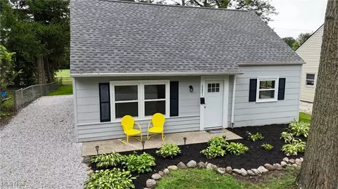 2221 Suncrest Dr, Cuyahoga Falls, OH 44221
