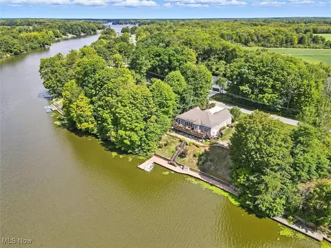 1437 Lake Vue Dr, Roaming Shores, OH 44085