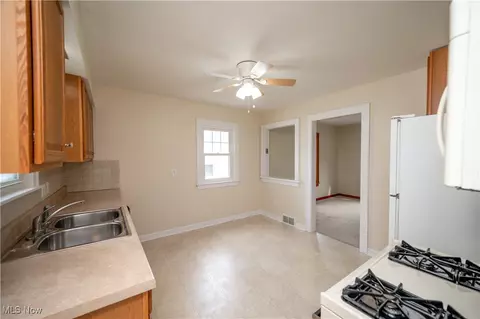 Entry Way - 163 Omar St, Struthers, OH 44471 photo 3 of 6