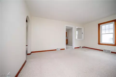 Living - 163 Omar St, Struthers, OH 44471 photo 4 of 4