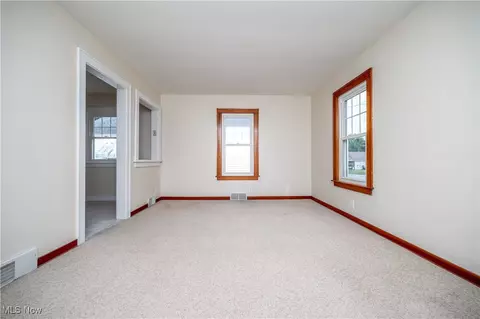 Living - 163 Omar St, Struthers, OH 44471 photo 2 of 4