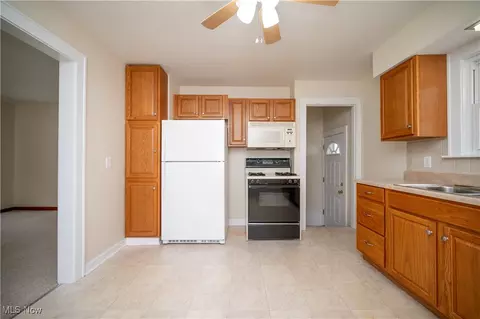 Entry Way - 163 Omar St, Struthers, OH 44471 photo 2 of 6