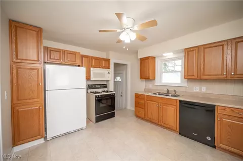 Kitchen - 163 Omar St, Struthers, OH 44471 photo 2 of 3
