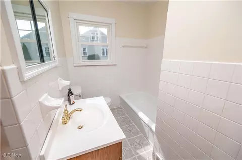 Bath - 163 Omar St, Struthers, OH 44471 photo 3 of 4