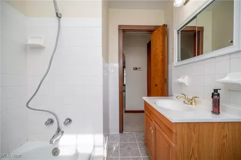 Bath - 163 Omar St, Struthers, OH 44471 photo 1 of 4