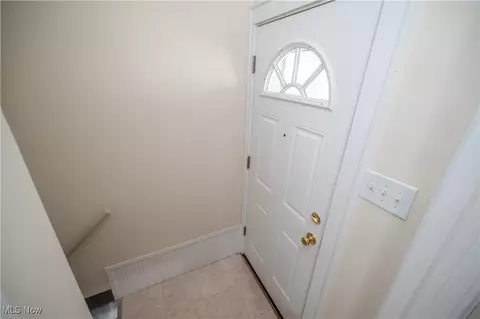 Entry Way - 163 Omar St, Struthers, OH 44471 photo 6 of 6