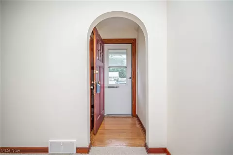 Entry Way - 163 Omar St, Struthers, OH 44471 photo 1 of 6