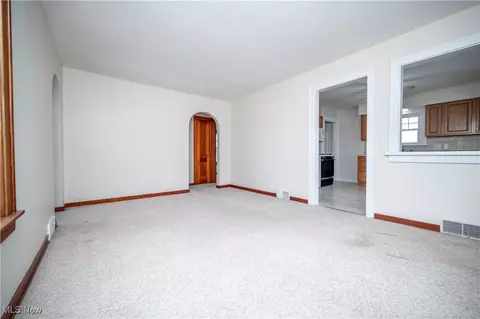 Living - 163 Omar St, Struthers, OH 44471 photo 3 of 4