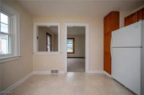 Entry Way - 163 Omar St, Struthers, OH 44471 photo 4 of 6