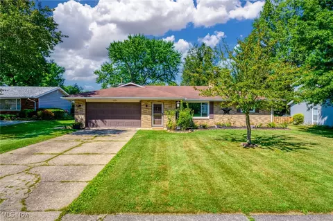 7454 S Cricket Ln, Seven Hills, OH 44131