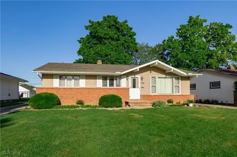 1262 Golden Gate Blvd, Mayfield Heights, OH 44124