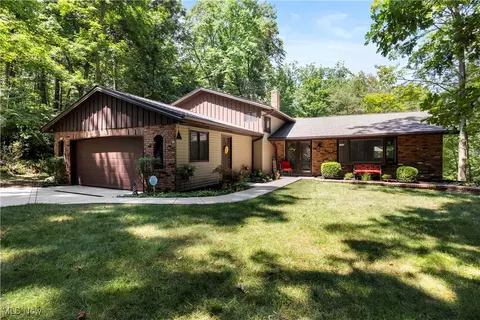 8081 Amber Ln, Brecksville, OH 44141