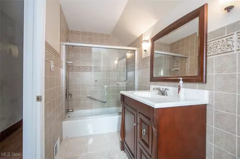 Bath - 1855 Washington Ave, Lorain, OH 44052 photo 1 of 1