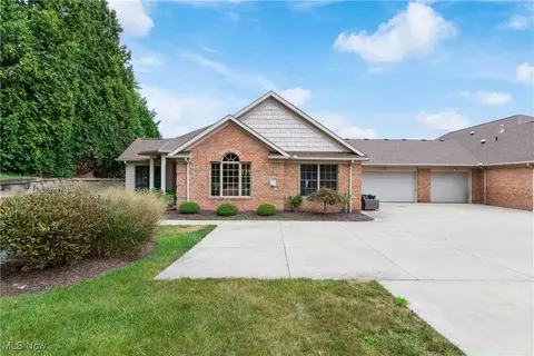 1240 Saint Abigail St SW, Hartville, OH 44632