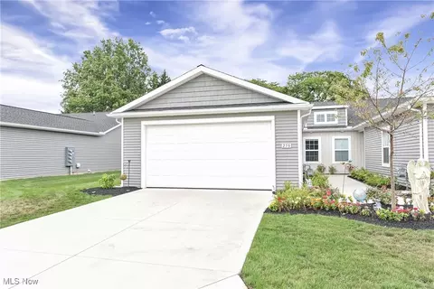 258 Silver Spring Cir, Elyria, OH 44035 photo 1
