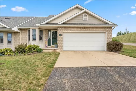 2520 Woodlawn Cir NW, Canton, OH 44708