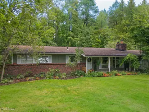 7798 Clarion Dr, Chagrin Falls, OH 44022