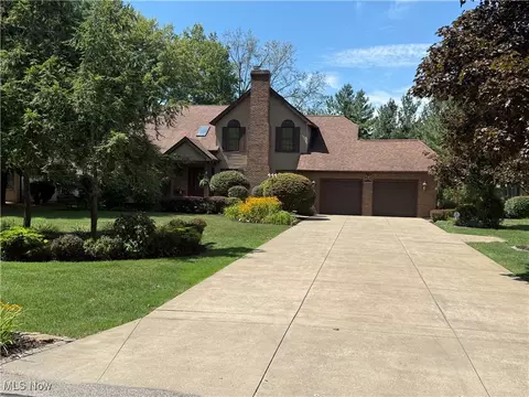 5738 Logan Arms Dr, Girard, OH 44420